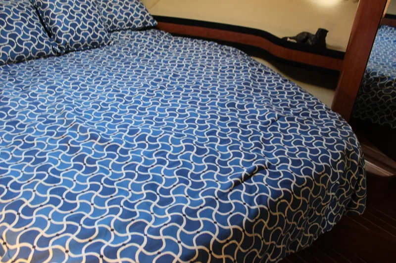 Slide: The Image of Bed in the 2002 Sea Ray 480 Motor Yacht with blue patterned bedding. - 47