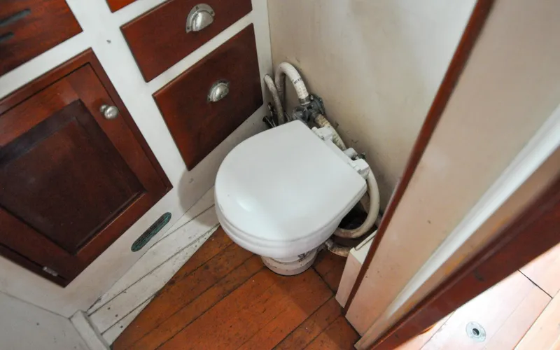 Slide: The Image of Custom Eldredge-McInnis 47 Cutter - Prowess - Head - Toilette - 100