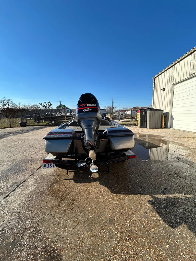 Slide: The Image of 2003 Skeeter SX 200 boat with red and gray seating. - 14