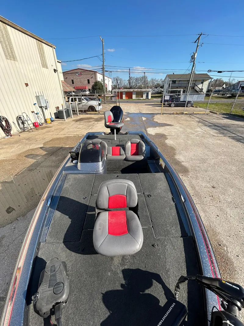 Slide: The Image of 2003 Skeeter SX 200 boat with Yamaha VMAX 3.1L outboard motor. - 23