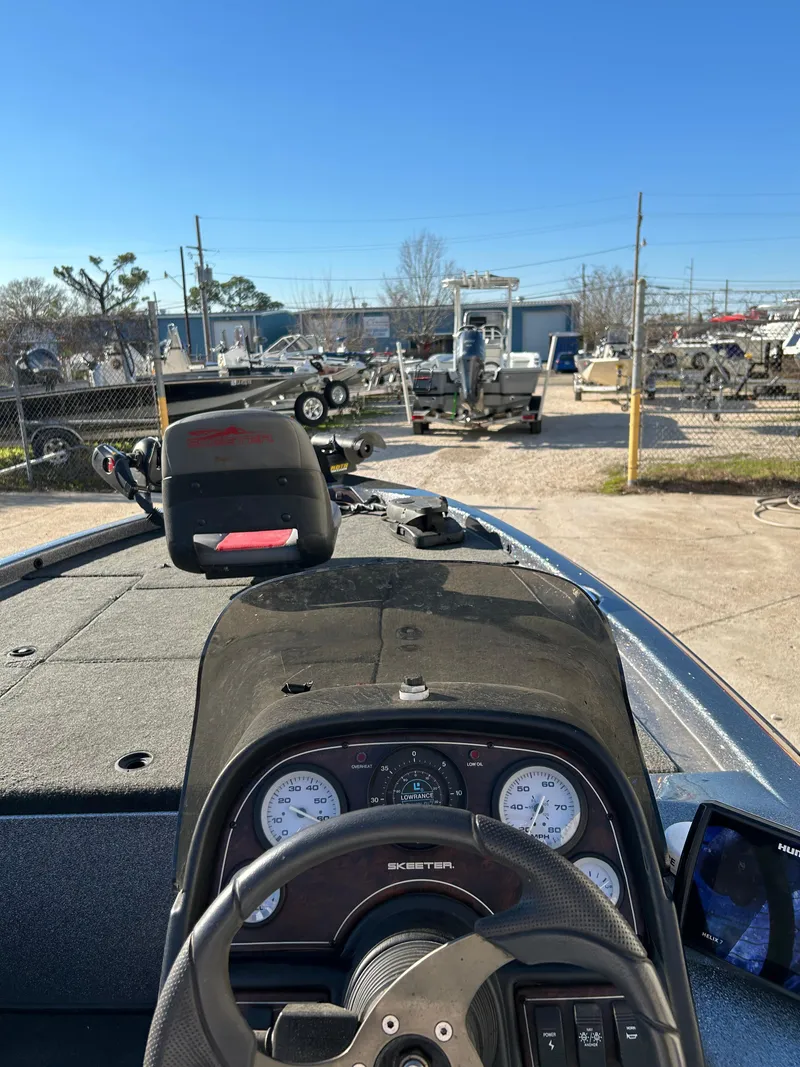 Slide: The Image of 2003 Skeeter SX 200 boat with Humminbird fish finder and trolling motor. - 25