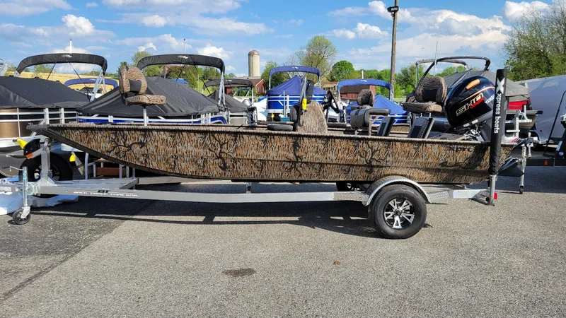 The Image of 2025 Xpress XP20CC boat with Yamaha Vmax 90 engine on trailer, outdoors. - 1