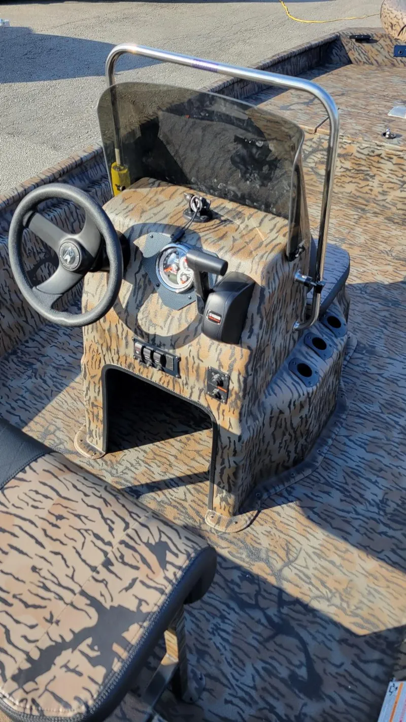 Slide: The Image of 2025 Xpress XP20CC center console boat with Yamaha Vmax 90 engine, camo design. - 15