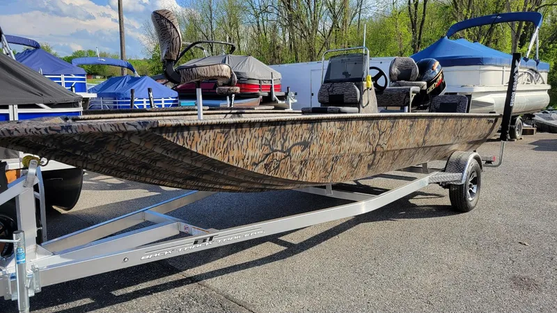 Slide: The Image of 2025 Xpress XP20CC center console boat with Yamaha Vmax 90, on trailer, outdoors. - 3