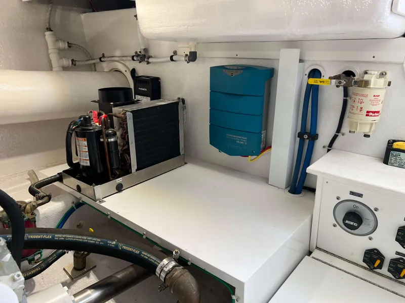 Slide: The Image of Henriques 50 Sportfisherman 2021 engine room with equipment and wiring. - 27