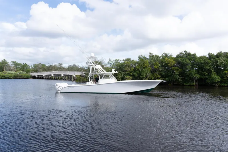 Slide: The Image of Yellowfin 42 Go Mongo - Profile - 14