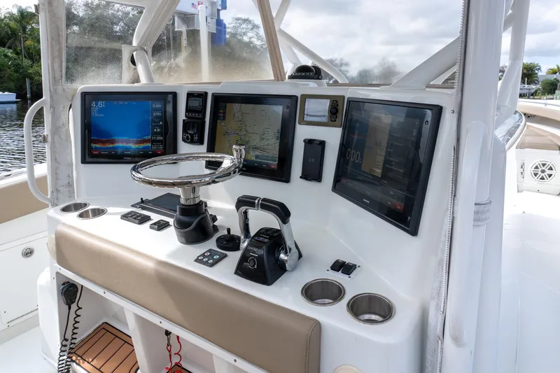 Slide: The Image of Yellowfin 42 Go Mongo - Electronics - 23