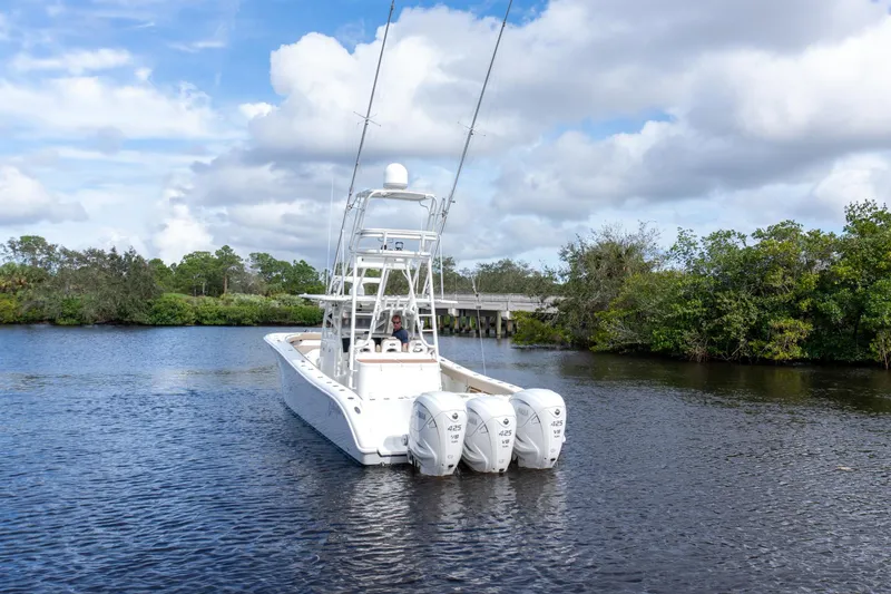 Slide: The Image of Yellowfin 42 Go Mongo - Stern - 6