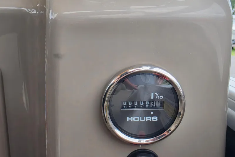 Slide: The Image of Hour meter on 2023 Sun Tracker Bass Buggy 18 DLX boat dashboard. - 31