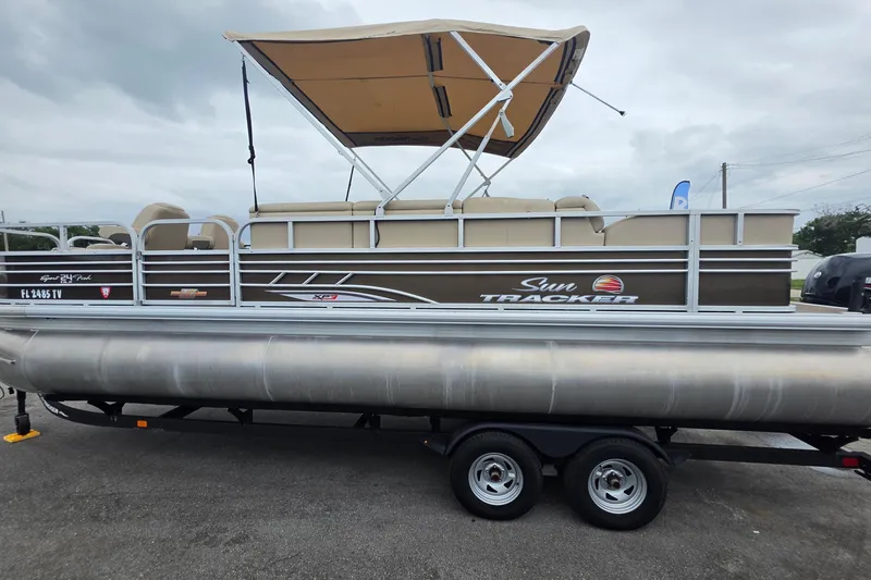 Slide: The Image of 2023 Sun Tracker Sportfish 24 XP3 pontoon boat with canopy on trailer. - 7