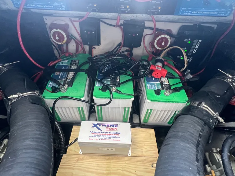 Slide: The Image of Battery compartment of a 1995 Luhrs Tournament 290 Open boat. - 13