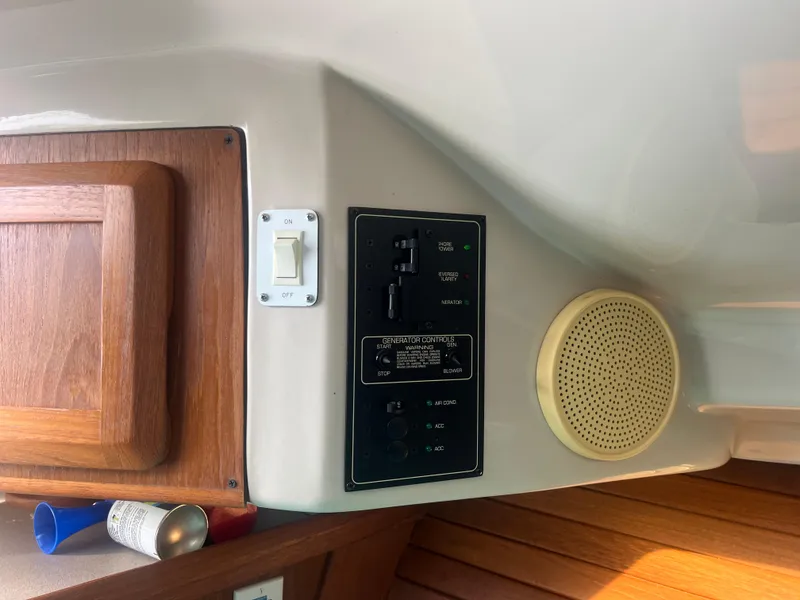 Slide: The Image of 1995 Luhrs Tournament 290 Open control panel and speaker. - 19