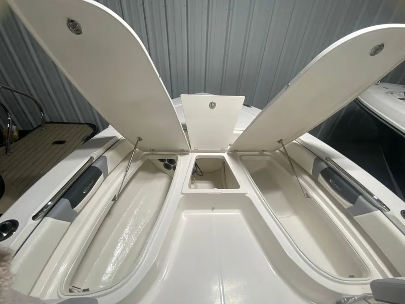 Slide: The Image of Robalo 206 Cayman 2024 - 16