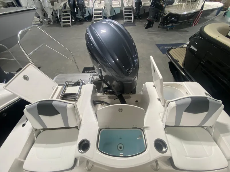 Slide: The Image of Robalo 206 Cayman 2024 - 5