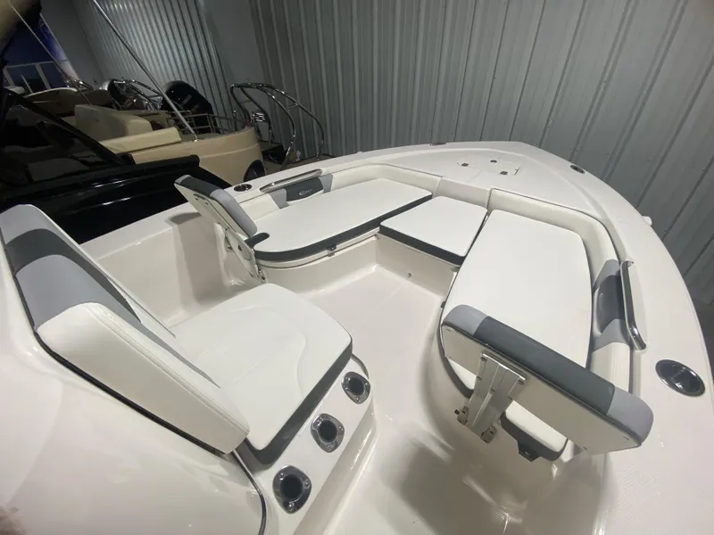 Slide: The Image of Robalo 206 Cayman 2024 - 10