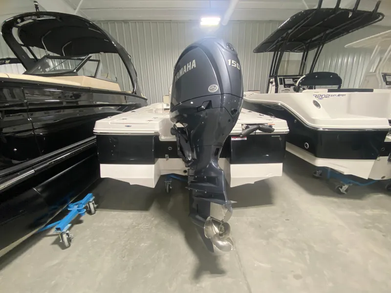 Slide: The Image of Robalo 206 Cayman 2024 - 3