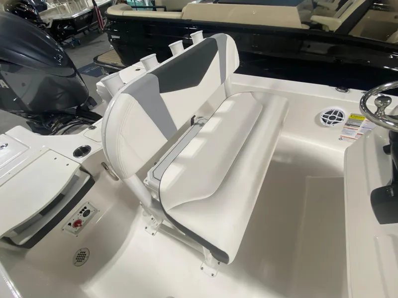 Slide: The Image of Robalo 206 Cayman 2024 - 8