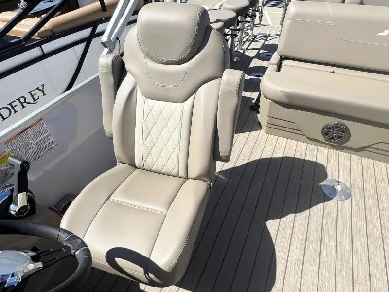 Slide: The Image of Captain's chair on 2023 Starcraft CX 25 DL BAR pontoon boat with beige upholstery. - 18