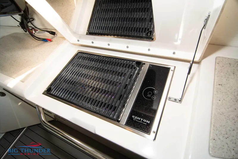 Slide: The Image of Built-in Kenyon grill on 2010 Sea Ray 540 Sundancer yacht deck. - 17