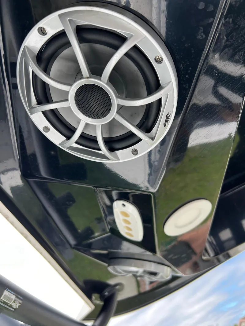 Slide: The Image of 2021 Yamaha Boats FSH 255 Sport E speaker and light detail. - 15