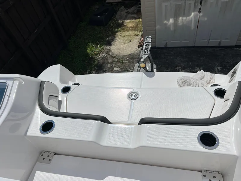 Slide: The Image of 2021 Yamaha Boats FSH 255 Sport E rear deck with cup holders. - 31