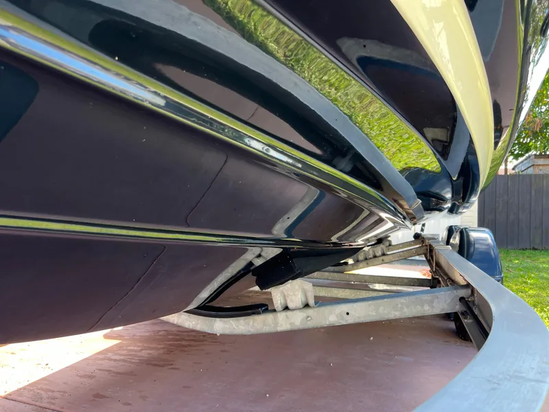 Slide: The Image of Close-up of the hull of a 2021 Yamaha Boats FSH 255 Sport E on a trailer. - 7