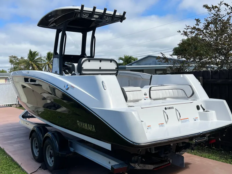Slide: The Image of 2021 Yamaha Boats FSH 255 Sport E on a trailer in a driveway. - 8