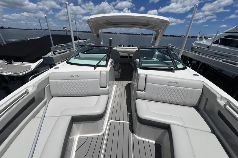 Slide: The Image of Sea Ray 310 SLX OB 2022 - 16