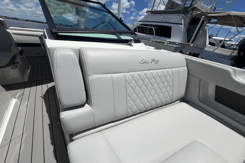 Slide: The Image of Sea Ray 310 SLX OB 2022 - 17