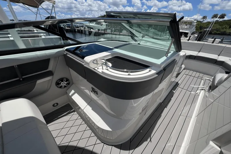 Slide: The Image of Sea Ray 310 SLX OB 2022 - 29