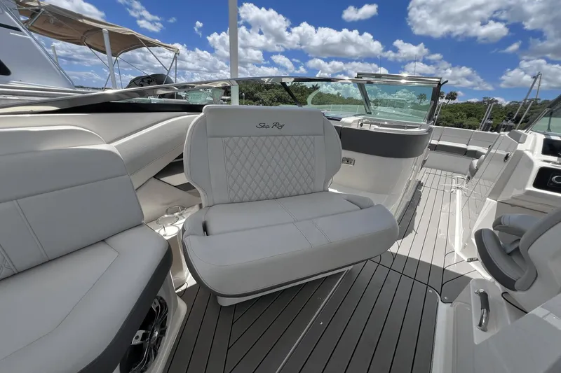 Slide: The Image of Sea Ray 310 SLX OB 2022 - 37