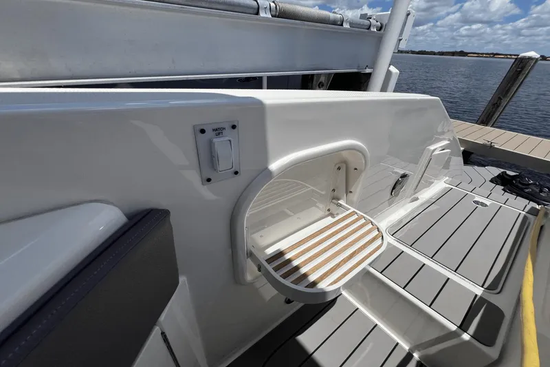 Slide: The Image of Sea Ray 310 SLX OB 2022 - 40