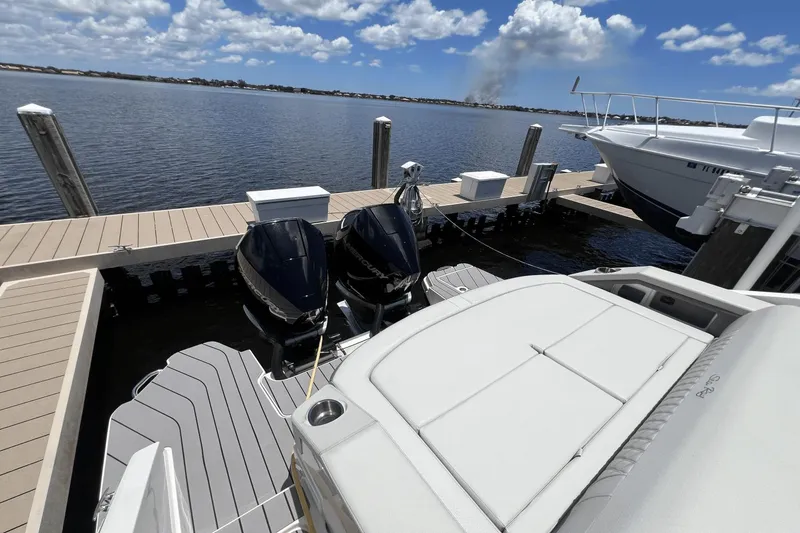 Slide: The Image of Sea Ray 310 SLX OB 2022 - 41