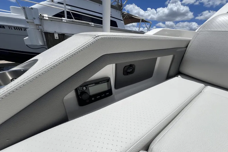 Slide: The Image of Sea Ray 310 SLX OB 2022 - 46