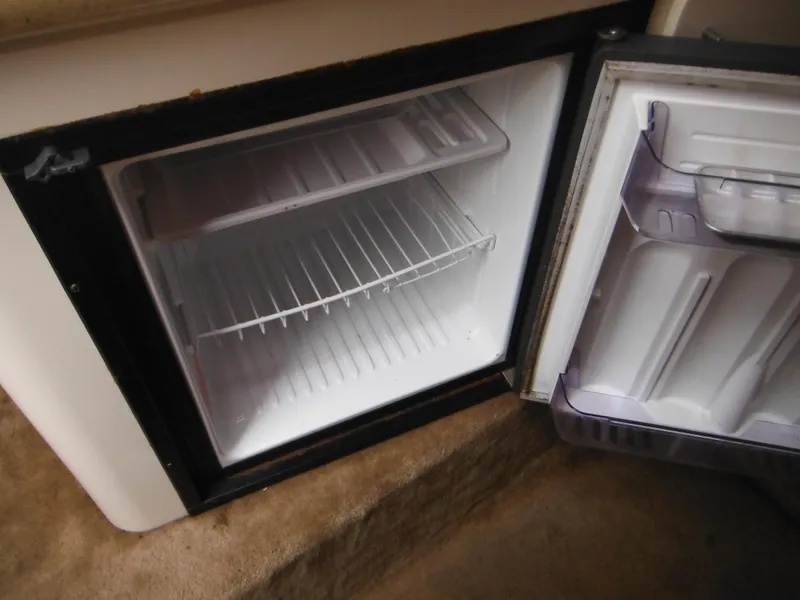 Slide: The Image of 1999 Monterey 262 Cruiser refrigerator, open and empty. - 32