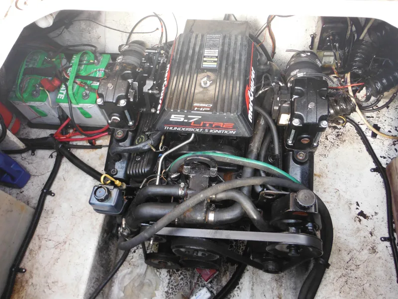 Slide: The Image of 1999 Monterey 262 Cruiser engine compartment with 5.7L V8 engine and dual batteries. - 36