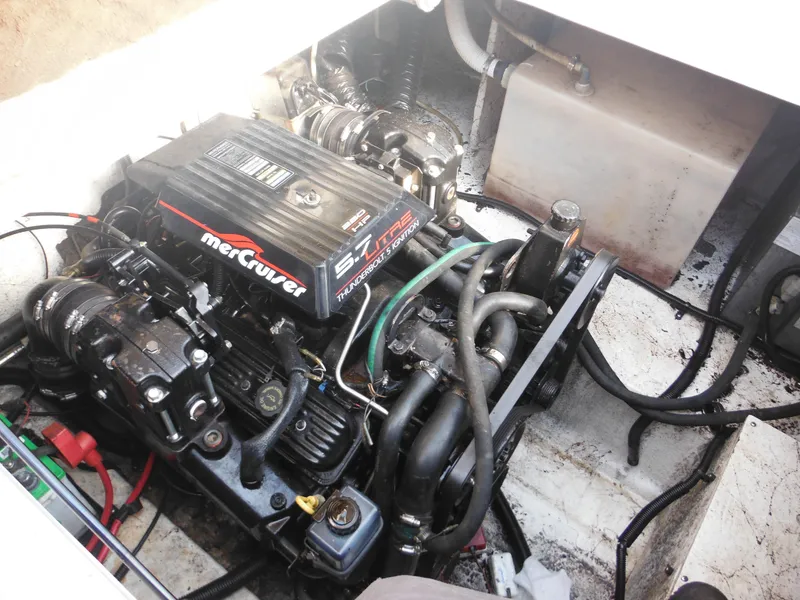 Slide: The Image of 1999 Monterey 262 Cruiser engine compartment with MerCruiser 5.7L engine. - 39