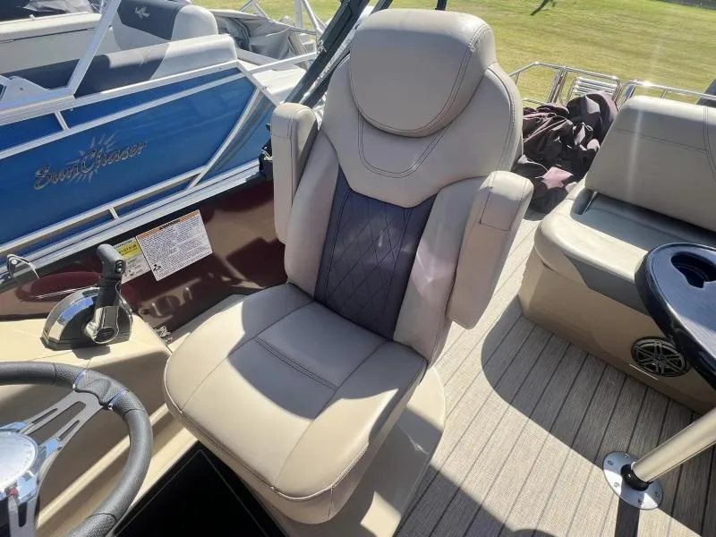 Slide: The Image of Captain's chair on 2023 Starcraft SLS-5 Q DH boat, featuring luxurious beige and black upholstery. - 13