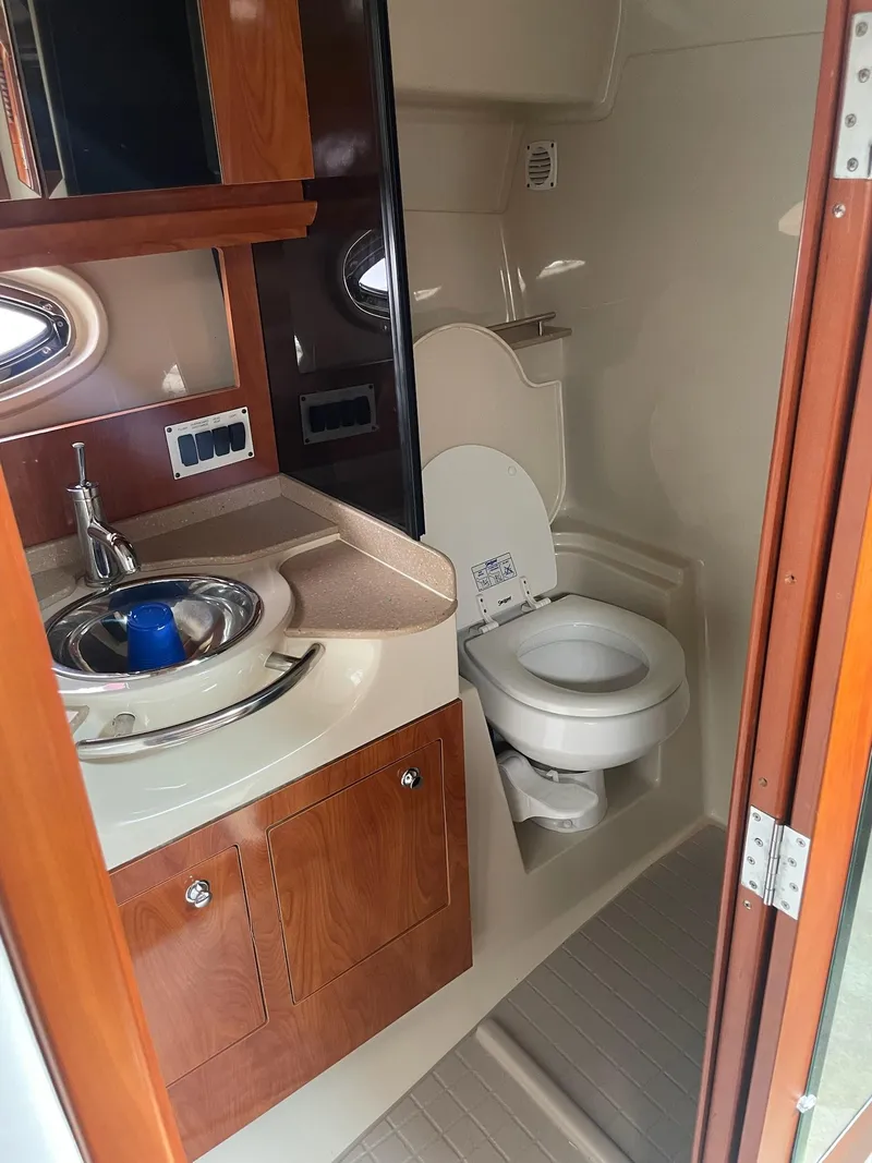 Slide: The Image of 2005 Four Winns 348 Vista yacht bathroom with sink and toilet. - 16