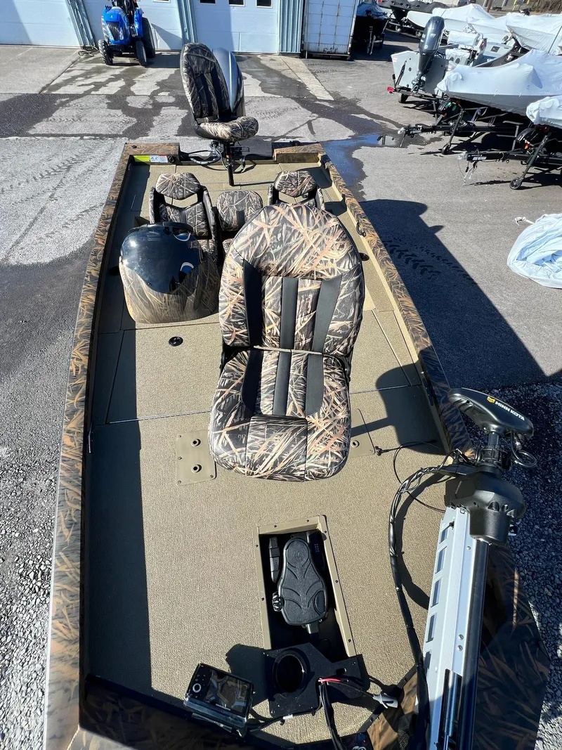 Slide: The Image of 2024 G3 Sportsman 1710 VYL fishing boat with camo seats and motor. - 19