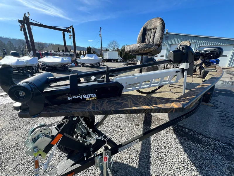 Slide: The Image of 2024 G3 Sportsman 1710 VYL fishing boat with Minn Kota Ultrex motor. - 30