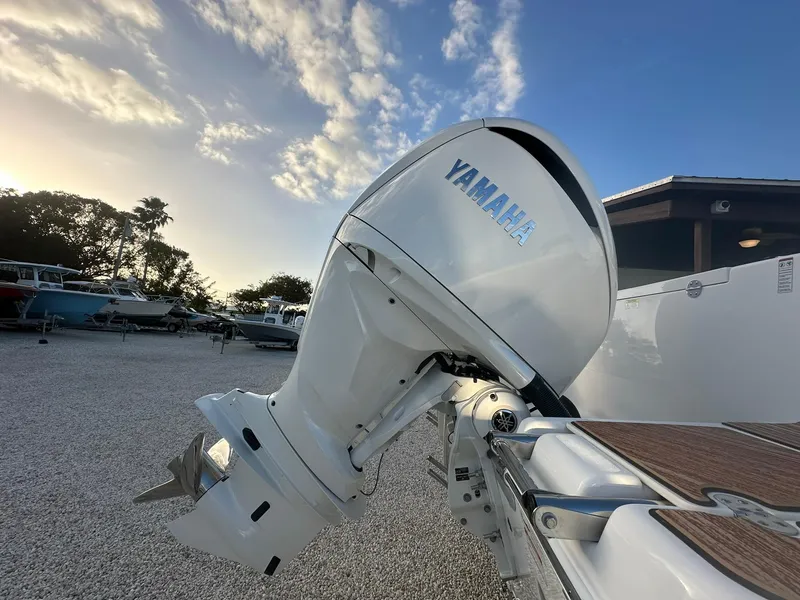 Slide: The Image of 2024 NauticStar 292 Legacy boat with Yamaha outboard motor. - 42
