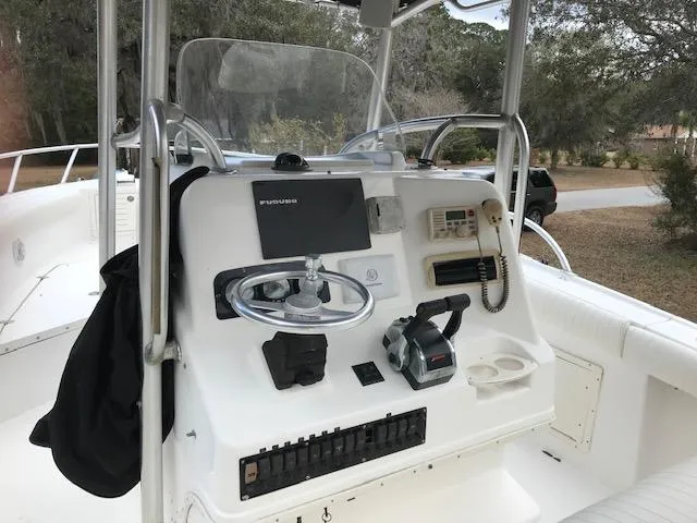 Slide: The Image of 2005 Mako 284 CC boat console with steering wheel and navigation equipment. - 11