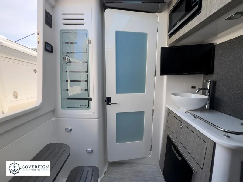 Slide: The Image of Blackfin 400 CC 2024 - 50