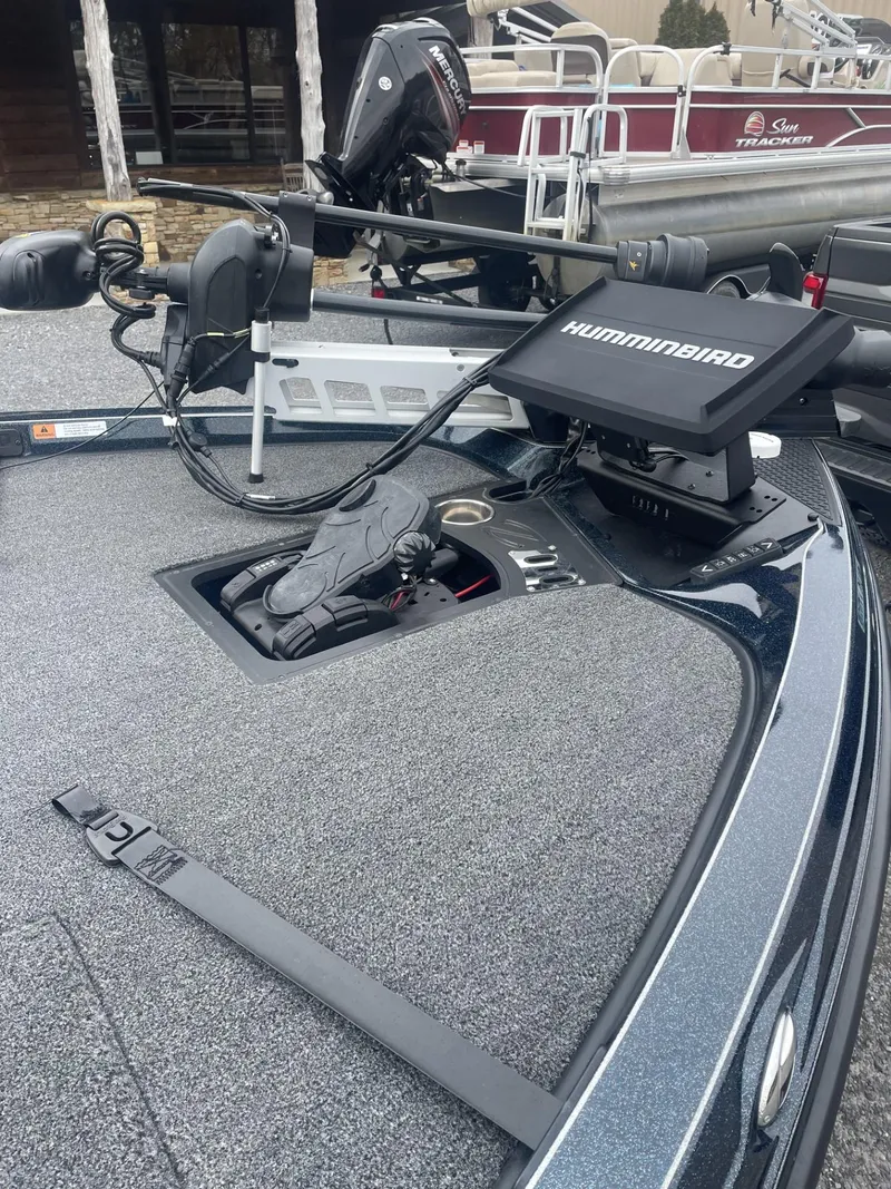 Slide: The Image of 2021 Ranger Z521L boat with Humminbird fish finder and trolling motor. - 6