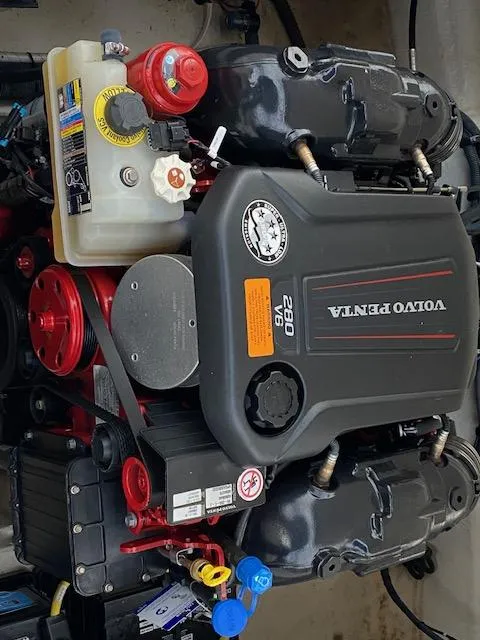 Slide: The Image of 2018 Chaparral 224 Sunesta boat engine, Volvo Penta 280 V6. - 36