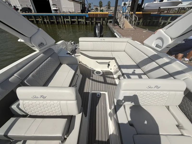 Slide: The Image of Sea Ray 270 SDX OB 2024 - 25