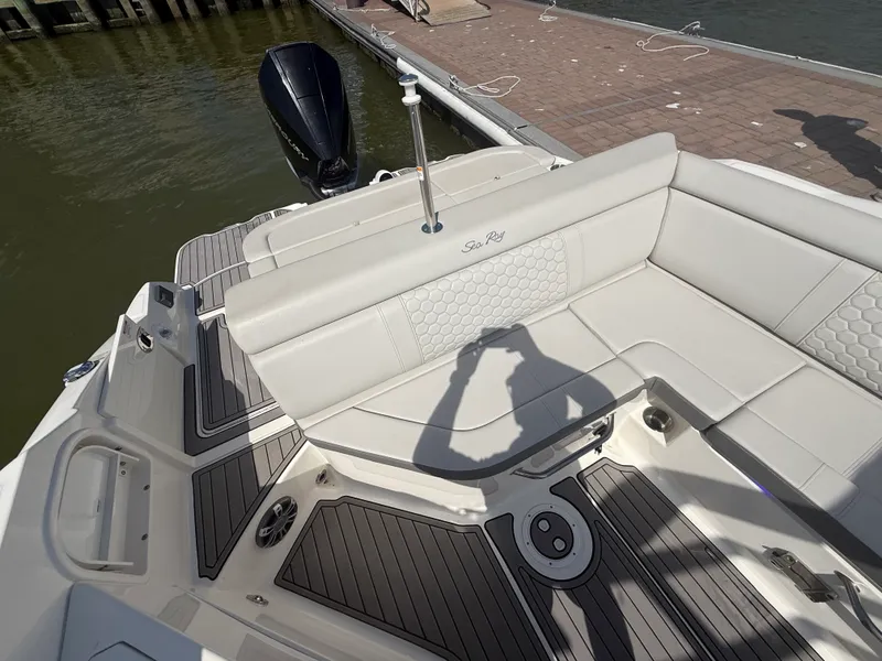 Slide: The Image of Sea Ray 270 SDX OB 2024 - 27