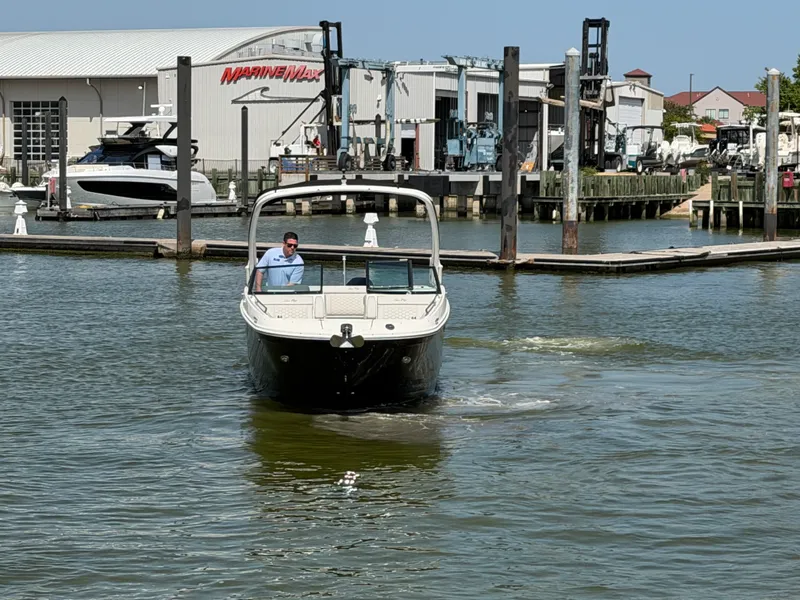 Slide: The Image of Sea Ray 270 SDX OB 2024 - 11