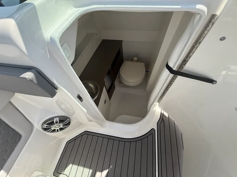 Slide: The Image of Sea Ray 270 SDX OB 2024 - 30